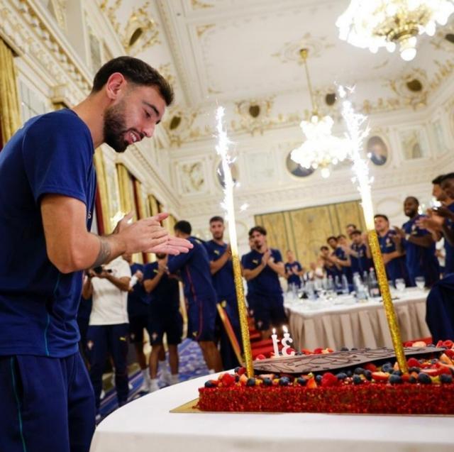 生日快乐，葡萄牙的骄傲！B费和国家队队友度过难忘的生日